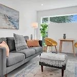 Contemporary 2Br Home With Pool & Bbq Access
