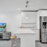 Contemporary 2Br Home With Pool & Bbq Access