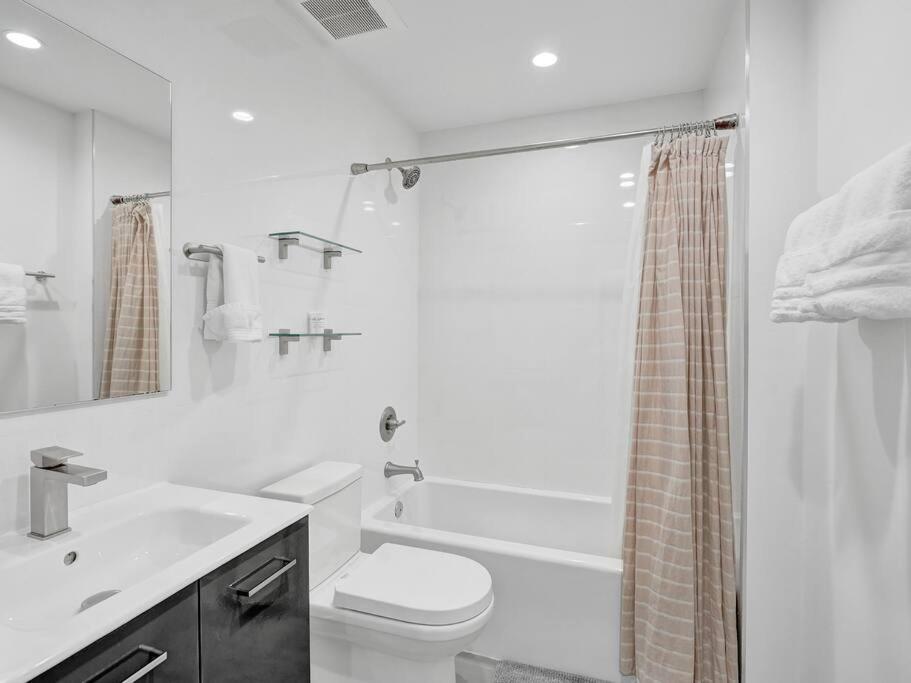 Contemporary 2br With Pool & Bbq Access Fort Lauderdale