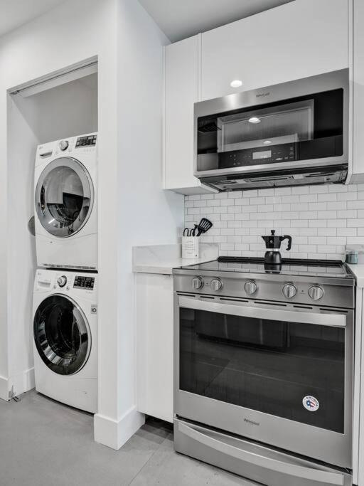 Contemporary 2br With Pool & Bbq Access