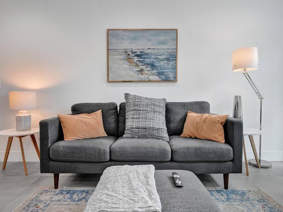 Holiday home Contemporary 2br With Pool & Bbq Access