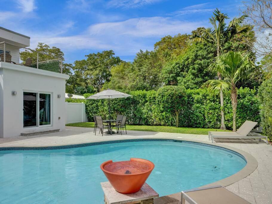 Contemporary 2br With Pool & Bbq Access